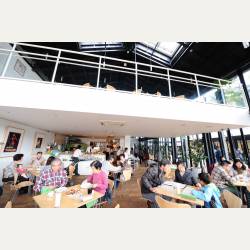 ayumilog | Hakone | 芦ノ湖が一望できるレストランへ | 開放感ある店内。