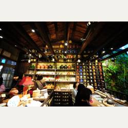 ayumilog | Taipei | 九份茶坊 趣のある空間 | 壁一面に飾られている茶器たち。どれもいいなぁ。