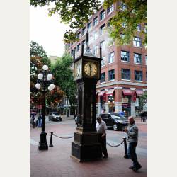 ayumilog | Vancouver | Gastown | 街のシンボルである1977年製の蒸気時計 Steam Clock