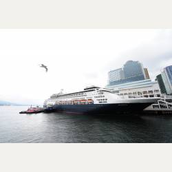ayumilog | Vancouver | Gastown | 多くのアラスカクルーズ発着港として知られています。デカい！！