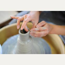 ayumilog | Gifu | 多治見で陶芸体験 | 先生、さすがにうまい。すらすらと形になります。