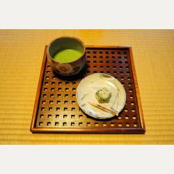 ayumilog | Gifu | 織部うつわ邸にてお抹茶を嗜む | こちらはお抹茶と茶菓子（こしあん）