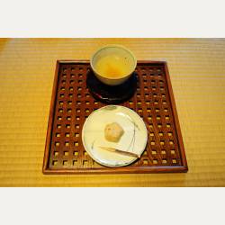 ayumilog | Gifu | 織部うつわ邸にてお抹茶を嗜む | こちらはゆず茶と茶菓子（きなこがかかったこしあん）
