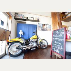 ayumilog | Chiba | ライバック(鴨川のカレー屋さん) | 店内にはバイクが！