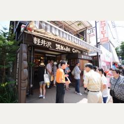 ayumilog | Karuizawa | ミカドコーヒー 軽井沢旧道店 | 行列ができるお店。みなさんもモカソフトがお目当てでしょうか。