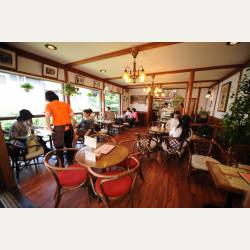 ayumilog | Karuizawa | ミカドコーヒー 軽井沢旧道店 | 二階席では、ゆっくりとくつろげます。みなさまにもおすすめですよ。